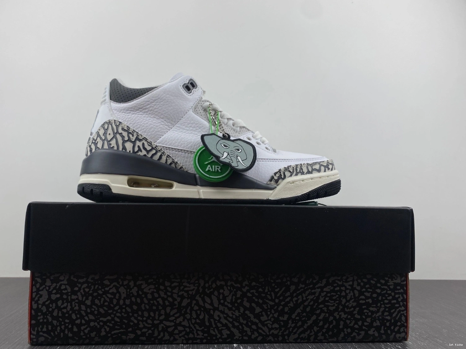 Sneak Hide 3 N' - (GS) Jordan DX6665-100 Retro 0515